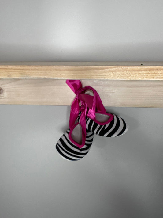 Baby shoes | 6m (est)